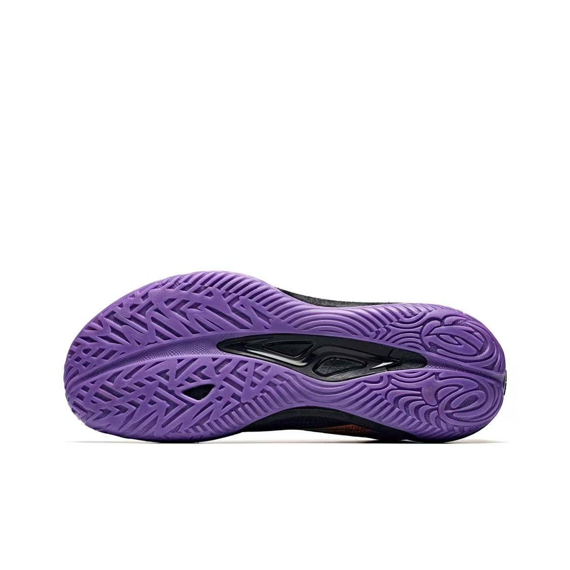 The outsole: an AI-designed wave traction pattern in ultra-light rubber, tuned for indoor hardwood rather than outdoor asphalt.